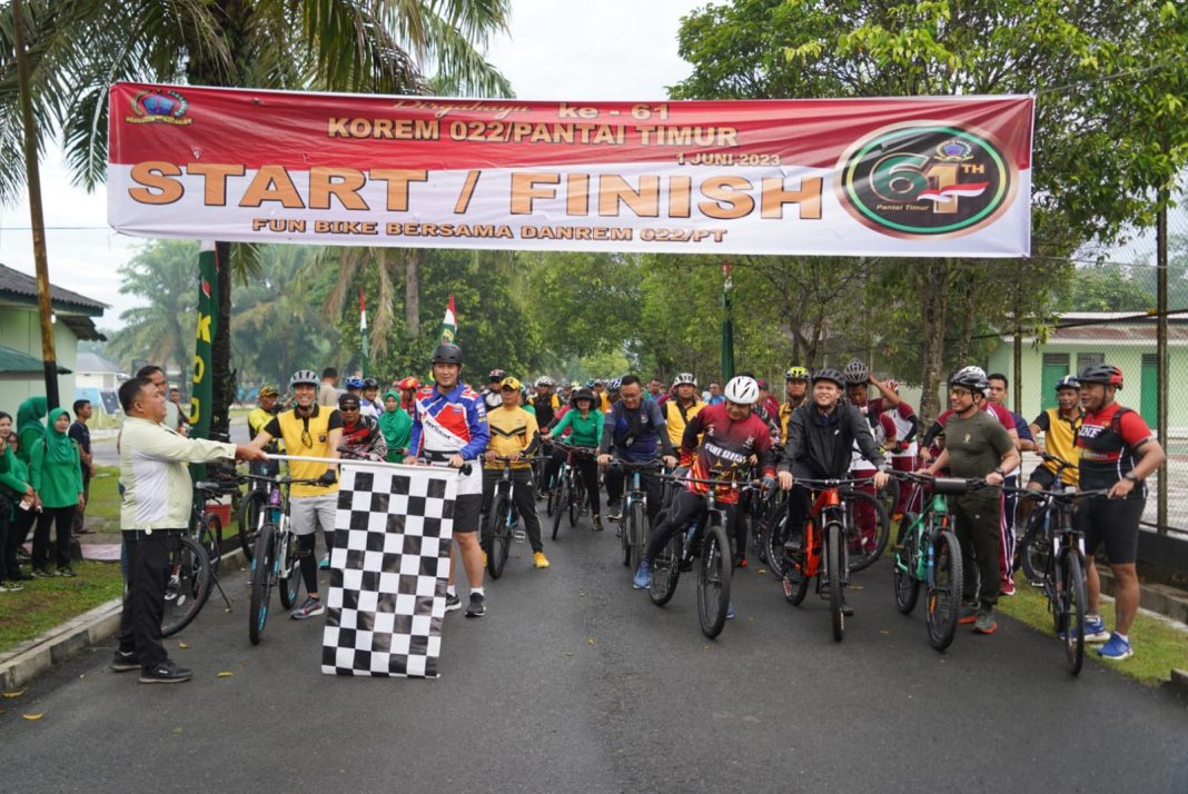 Kasrem 022/PT, Letkol Inf T Yoppy CA Hutasoit melepas kegiatan Gowes Fun Bike dari Makodim 0204/DS di Jalan Galang, Desa Tanjung Garbus, Kecamatan Lubuk Pakam, Kabupaten Deliserdang, Selasa (23/5/2023). (Dok/Penrem 022/Pantai Timur)