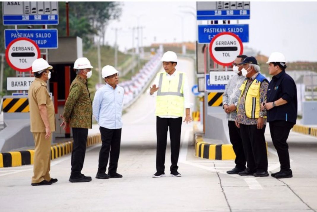 Presiden RI Jokowi didampingi lainnya saat meninjau jalan tol.