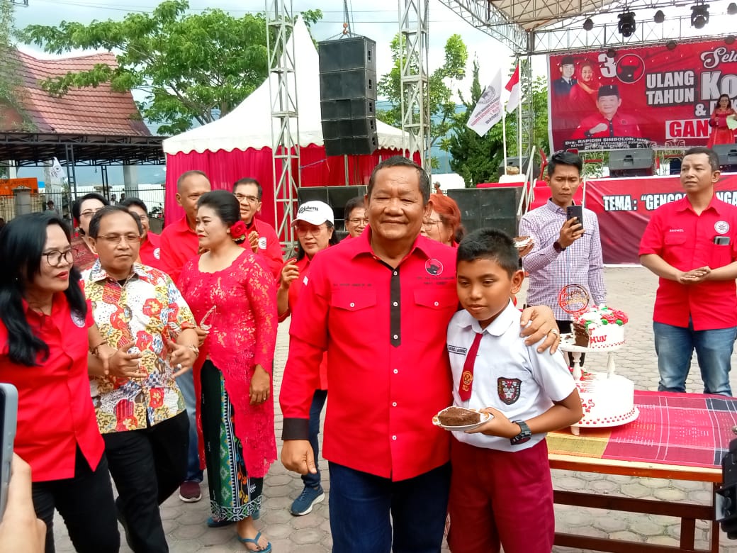 Ketua DPD PDI Perjuangan Sumut Drs Rapidin Simbolon MM foto bersama dengan lainnya saat menghadiri acara HUT ke 2 KoMPaS dan deklarasi dukungan kepada calon presiden dari PDI Perjuangan H Ganjar Pranowo dalam Pemilu 2024 di halaman Hotel Dainang Samosir, Rabu (24/5/2023). (Dok/PDIP Sumut)