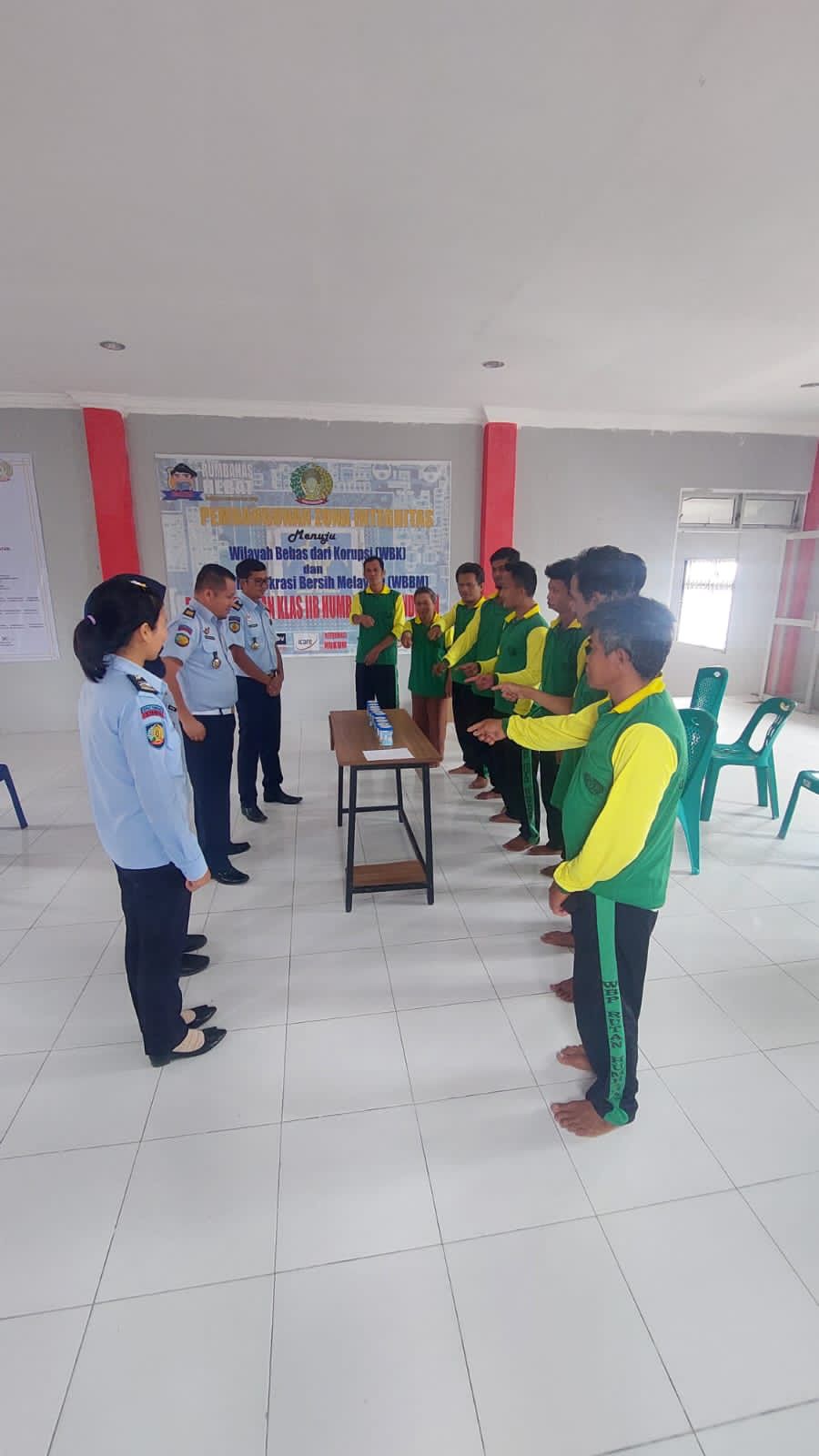 Kepala KPR Rutan Kelas IIB Humbahas Tamrin Simamora SH dan anggota keamanan lainnya melakukan tes urine bagi WPB, di aula Rutan Humbahas, Selasa (23/5/2023). (Dok/Tamrin)