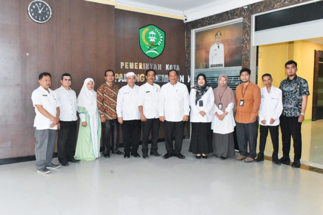 Wali Kota Padangsidempuan Irsan Efendi Nasution foto bersama dengan BPS dan petugas sensus usai audensi di aula kantor Wali Kota Padangsidempuan, Rabu (24/5/2023). (Dok/Kominfo Padangsidempuan)