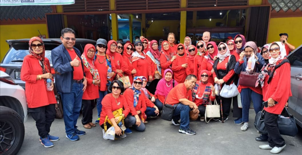 Foto bersama sebagian dari peserta reuni emas alumni SMP Negeri I Medan. (Dok/Panitia)