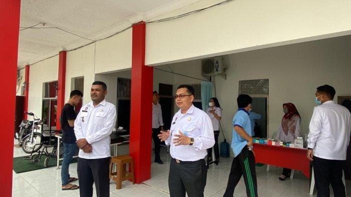 Kalapas Narkotika Langkat Alexander Lisman Putra didampingi Kasi Binadik Ibnu Taqwim memimpin langsung proses tes urin WBP di Klinik Pratama Lapas Narkotika Langkat, Kamis (25/5/2023).