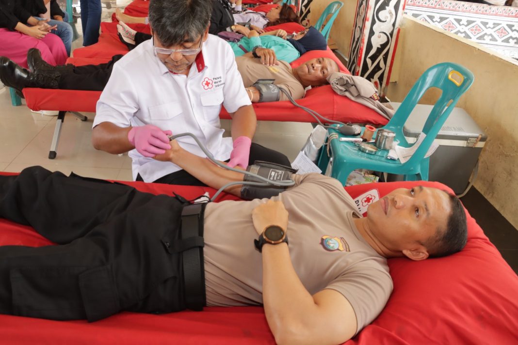 Kapolres Pematangsiantar AKBP Fernando saat mendonorkan darah di Lapangan Adam Malik Kota Pematangsiantar, Kamis (25/5/2023). (Dok/Humas Polres Pematangsiantar)