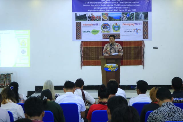 Bupati Samosir Vandiko T Gultom ST memberikan kata sambutan di seminar pariwisata berkelanjutan bersama multi pemangku kepentingan bertemakan “Pure Toba-Toba Murni” di Rogate Beach Hotel, Kecamatan Simanindo, Kabupaten Samosir, Kamis (25/5/2023). (Dok/Kominfo Samosir)