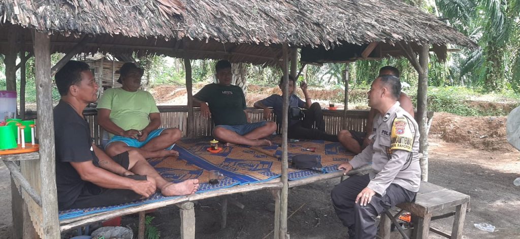 Personel Bhabinkamtibmas Polsek Bahorok Aipda Resada Sitepu (kanan) mengajak warga menghindari informasi hoaks dalam kegiatan sosialisasi di Dusun Sri Jadi, Desa Simpang Pulo Rambung, Kecamatan Bahorok, Kabupaten Langkat.