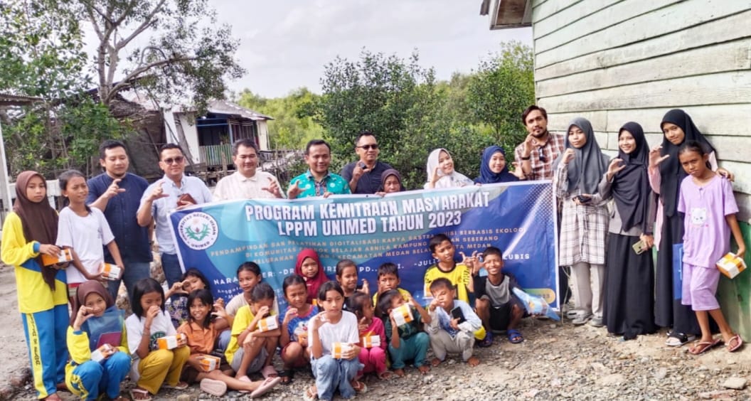 Tim dosen Unimed foto bersama seusai melakukan pendampingan dan pelatihan digitalisasi karya sastra di Kampung Nelayan Seberang, Kota Medan, Jumat (26/5/2023).