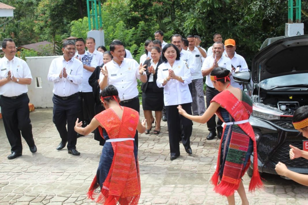 Kepala Cabang Wilayah IX Dinas Pendidikan Sumut, Drs Alfred Hasiholan Sinaga, MSi dan para guru dalam kegiatan MGMP disambut dengan tarian, bertempat di SMA Negeri 1 Kecamatan Parlilitan, Rabu (24/5/2023).