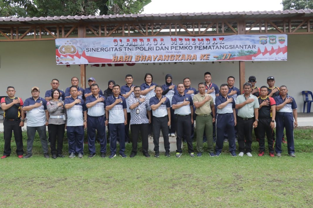 Kapolres Pematangsiantar AKBP Fernando foto bersama jajaran usai latihan menembak bersama TNI dan Pemko Pematangsiantar bertempat di Lapangan Tembak Sarja Arya Racana Aspol Polres Pematangsiantar, Jumat (26/5/2023). (Dok/Humas Polres Pematangsiantar)