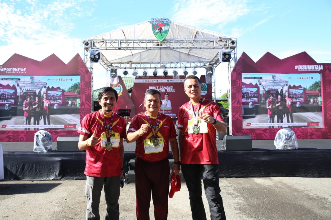 Wakil Gubernur Sumut Musa Rajekshah dan Pangdam I/BB Mayjen TNI Achmad Daniel Chardin ikut meramaikan Bukit Lawang Orangutan Trail Run 2023 dengan menjadi peserta kategori 7 kilometer, Sabtu (27/5/2023). (Dok/Kominfo Sumut)