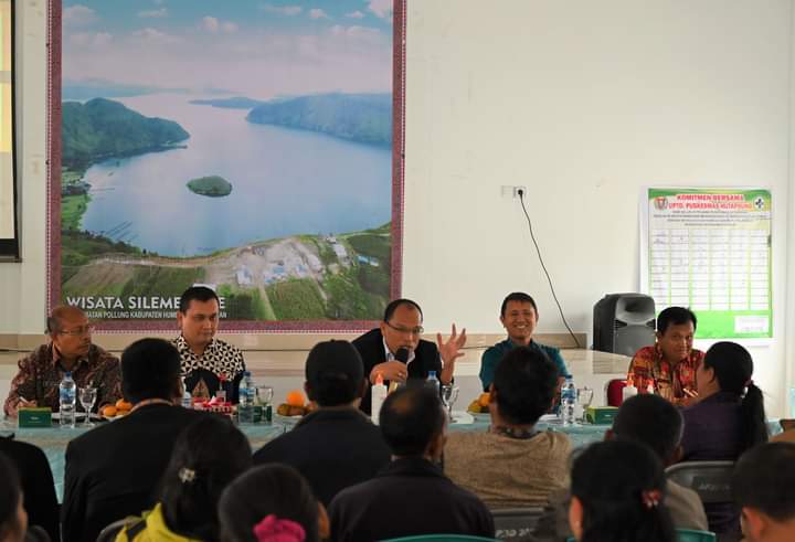 Bupati Humbahas Dosmar Banjarnahor memberikan sambutan dan arahan saat memimpin rapat penanganan stunting di wilayah kerja UPT Puskesmas Pollung, Jumat (26/5/2023). (Dok/Kominfo Humbahas)