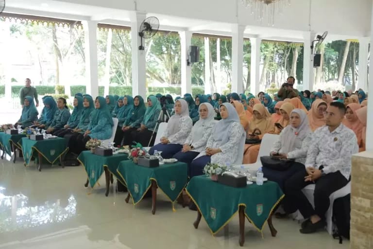 Ketua YKI Sumut Hj Nawal Edy Rahmayadi melakukan kunjungan ke Kabupaten Asahan untuk melaksanakan roadshow cegah kanker di Sumut. Kunjungan tersebut diterima Sekretaris TP PKK Kabupaten Asahan beserta pengurus dan DWP Kabupaten Asahan di Pendopo Rumah Dinas Bupati Asahan, Jumat (26/5/2023). (Dok/Kominfo Asahan)