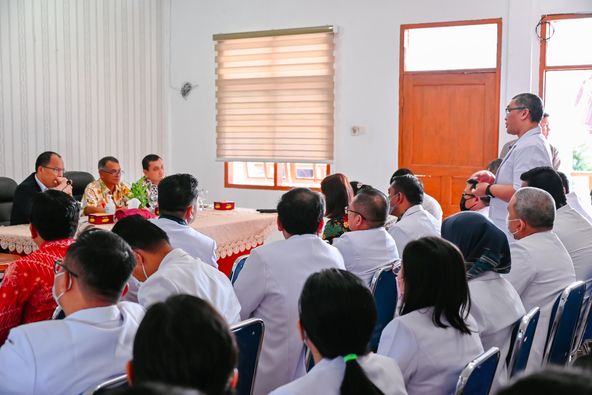 Bupati Humbahas Dosmar Banjarnahor SE didampingi Asisten Pemerintahan dan Kesra Makden Sihombing SSos dan Plt Kadis Kesehatan P2KB dr Gunawan P Sinaga rapat bersama dengan dokter dan tenaga medis di RSUD Doloksanggul, Jumat (26/5/2023). (Dok/Kominfo Humbahas)