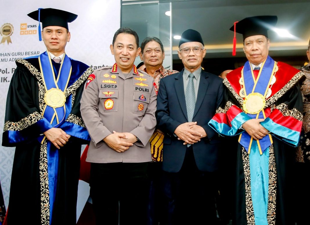 Kapolri Jenderal Pol Listyo Sigit Prabowo dan Ketua Umum PP Muhammadiyah Prof Dr Haedar Nashir MSi didampingi Rektor UMSU Prof Dr Agussani MAP usai acara prosesi pengukuhan guru besar Irjen Pol Prof Dr Dadang Hartanto SH SIK MSi di UMSU, Sabtu (27/5/2023).