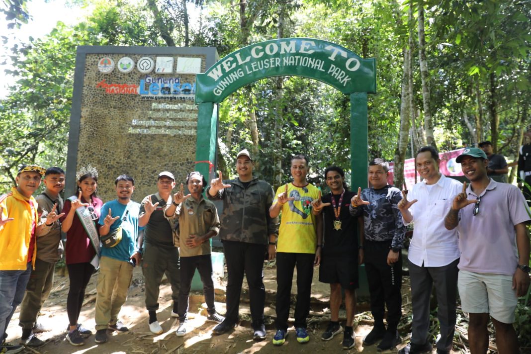 Menpora RI Dito Ariotedjo didampingi Wakil Gubernur Sumut Musa Rajekshah menghadiri kegiatan BLOT di Terminal Puncak Desa Perkebunan Bukit Lawang yang menjadi pintu start dan finishnya BLOT, Sabtu (27/5/2023). (Dok/Kominfo Sumut)