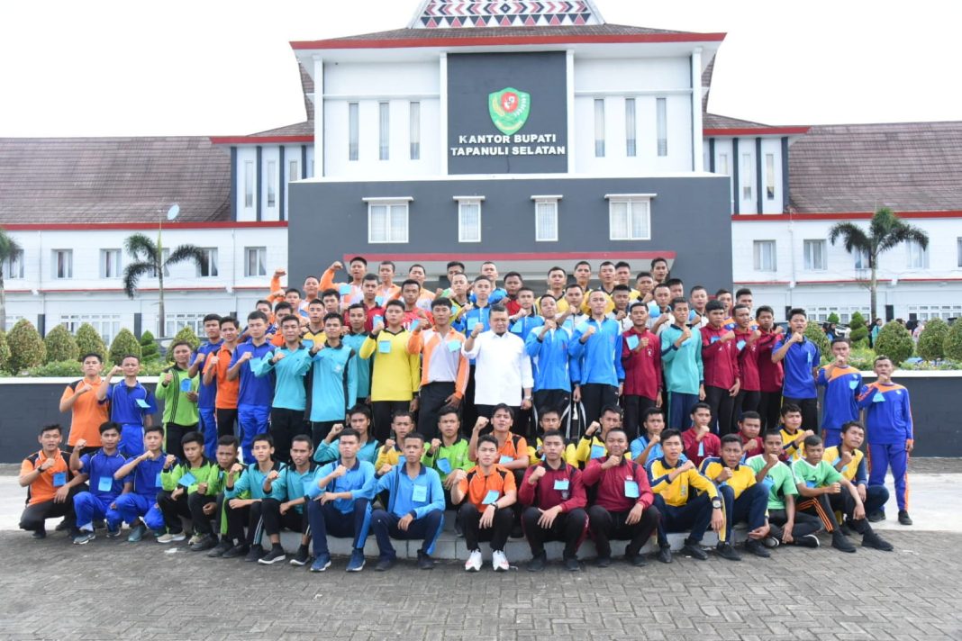 Bupati Tapsel Dolly Pasaribu (tengah) foto bersama 161 peserta seleksi Paskibraka di Halaman kantor Bupati Tapsel di Sipirok, Sabtu (27/5/2023).