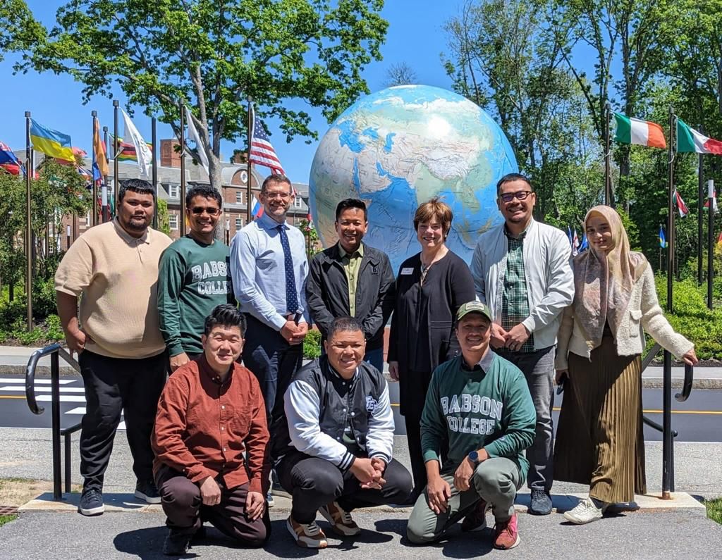 Rektor USU Prof Muryanto Amin foto bersama saat melakukan kunjungan ke Babson College di Massachusetts, Jumat (26/5/2023). (Dok/Humas USU)