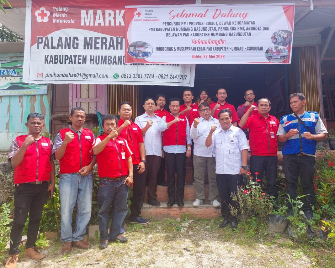 Wakil Bupati Humbahas Oloan Paniaran Nababan foto bersama dengan pengurus PMI Kabupaten Humbahas dan perwakilan pengurus PMI Sumut saat acara monitoring dan musyawarah kerja di Humbahas, Sabtu (27/5/2023).