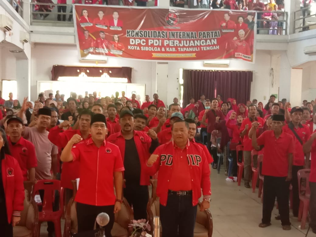 Ketua DPD PDI Perjuangan Sumut Drs Rapidin Simbolon MM foto bersama dengan pengurus DPC PDI Perjuangan Kabupaten Tapteng dan Kota Sibolga serta para kader disela-sela pelaksanaan konsolidasi di Gedung Nasional Kota Sibolga, Minggu (28/5/2023). (Dok/PDIP Sumut)