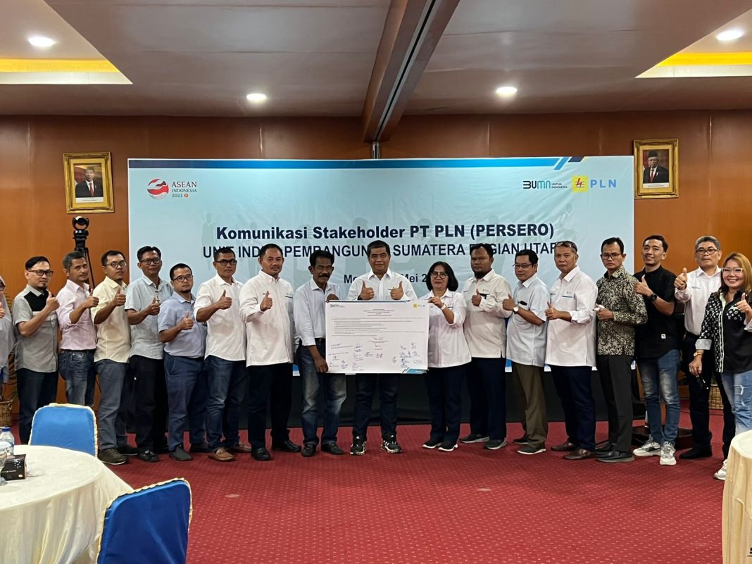 PT PLN UIP Sumbagut menggelar kegiatan Collective Action bersama para mitra dan foto bersama, di aula PLN UIP Sumbagut, Medan, Senin (29/5/2023). (Dok/PLN)