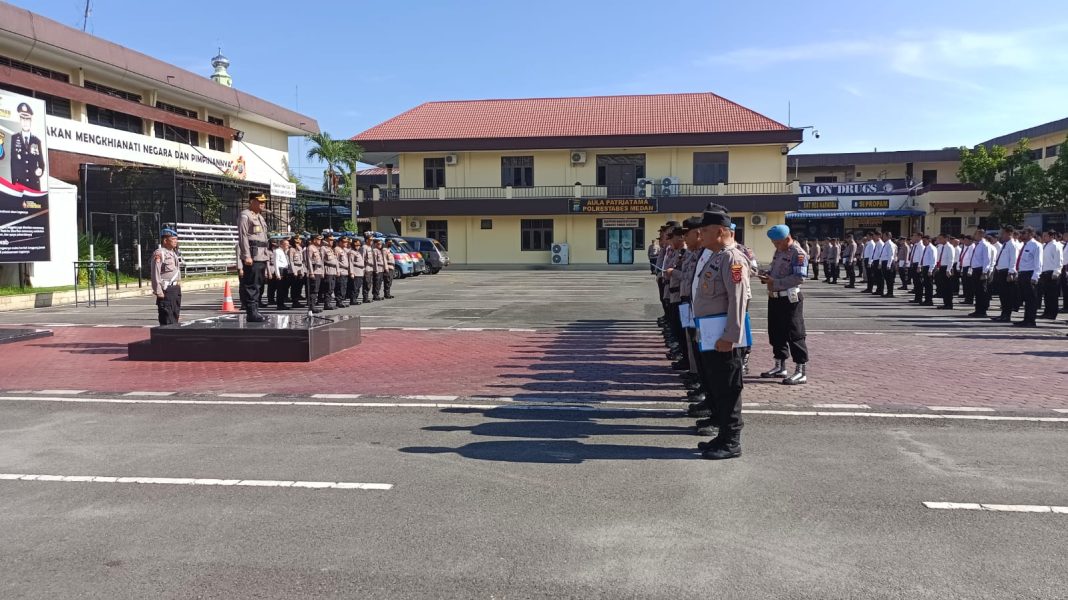 Wakapolrestabes Medan AKBP Dr Yudhi Hery Setiawan memberikan pengarahan terhadap personel di Mapolrestabes, Senin (29/5/2023). (Dok/Polrestabes Medan)