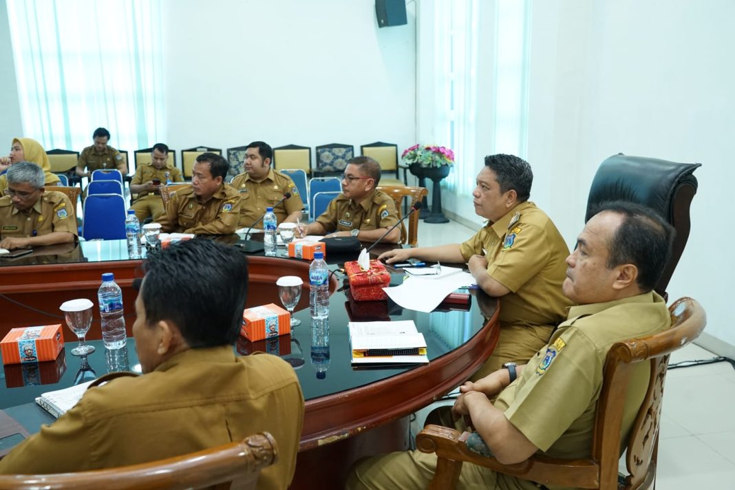 Pj Wali Kota Tebingtinggi Drs Syarmadani MSi bersama unsur forkopimda dan OPD mengikuti rakor pengendalian inflasi secara virtual dari ruang kerja Balai Kota, Senin (29/5/2023). (Dok Kominfo Tebingtinggi)