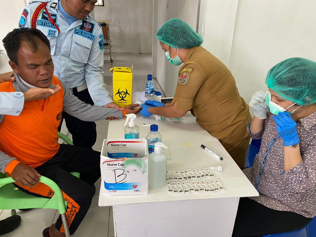 Rutan Kelas IIB Humbahas, bekerjasama dengan Dinas Kesehatan Humbahas dan HKBP Aids Ministry Balige, mengadakan kegiatan screening HIV/AIDS, bertempat di Poliklinik Rutan Kelas IIB Humbahas, Desa Hutagurgur, Kecamatan Doloksanggul, Senin (29/5/2023).