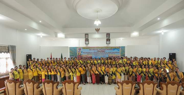 Bunda PAUD Kabupaten Humbahas Ny Lidia Dosmar Banjarnahor foto bersama dengan Bunda PAUD Kecamatan, Kelurahan/Desa se-Humbahas saat acara Pembinaan dan Penguatan Peran Bunda PAUD di Aula Hutamas, Perkantoran Tano Tubu Doloksanggul, Senin (29/5/2023). (Dok/Kominfo Humbahas)