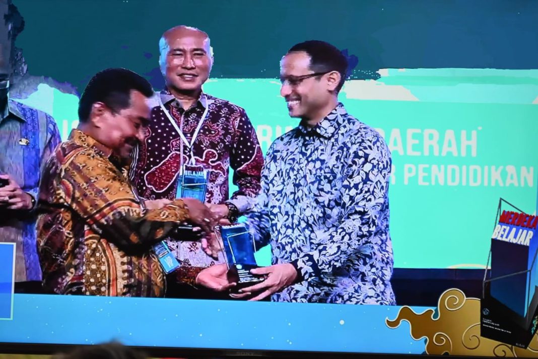 Kadis Pendidikan Kabupaten Humbahas Drs Jonny Gultom menerima Penghargaan Anugerah Merdeka Belajar yang diserahkan Mendikbudristek Nadiem Anwar Makarim BA MBA dalam acara Penyerahan Anugerah Merdeka Belajar, di Gedung Trimurti, Komplek Candi Prambanan, Yokyakarta, Senin (29/5/2023). (Dok/Dinas Pendidikan Humbahas)