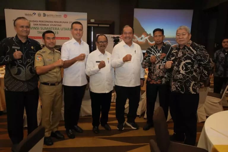 Wakil Bupati Asahan Taufik Zainal Abidin Siregar SSos MSi foto bersama dengan lainnya disela-sela mengikuti kegiatan Forum Koordinasi Percepatan Penurunan Stunting dan Rembuk Stunting Provinsi Sumut di Aula Santika Premiere Hotel Medan, Senin (29/5/2023). (Dok/Kominfo Asahan)