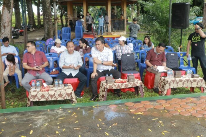 Asisten Bidang Pemerintahan dan Kesejahteraan Rakyat Drs Arham Dusky Hia menghadiri pembukaan pelaksanaan even MFAC Tahun 2023 yang bertempat di Objek Wisata Mangrove Muara Indah Kecamatan Gunungsitoli Utara, Minggu (28/5/2023). (Dok/Kominfo Gunungsitoli)