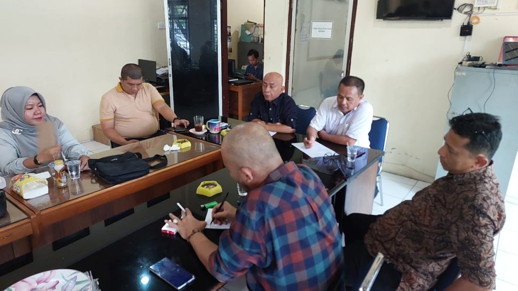 Rapat dipimpin Ketua Panitia Rifki Warisan didampingi Sekretaris Panitia Sugiatmo. Hadir juga Sekretaris PWI Sumut Sahat Rahmat Hamonangan Panggabean serta unsur panita lainnya antara lain Leo Bastari Bukit di Kantor PWI Sumut, Jalan Adinegoro Medan, Selasa (30/5/2023).