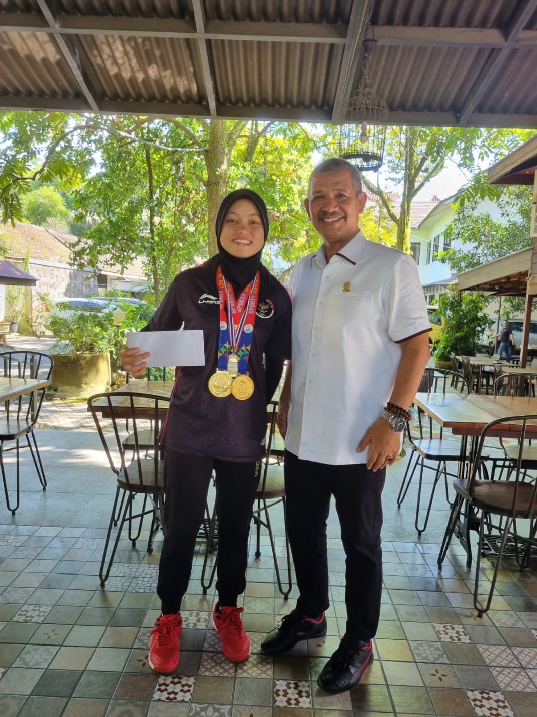 Pembina ICC Dr Sutarto MSi foto bersama saat menjamu Dara Latifah peraih dua medali emas Cabang Sepeda pada SEA Games 2023 Kamboja di Coffee Rumah Pohon Jalan Sei Belutu Medan, Senin (29/5/2023).