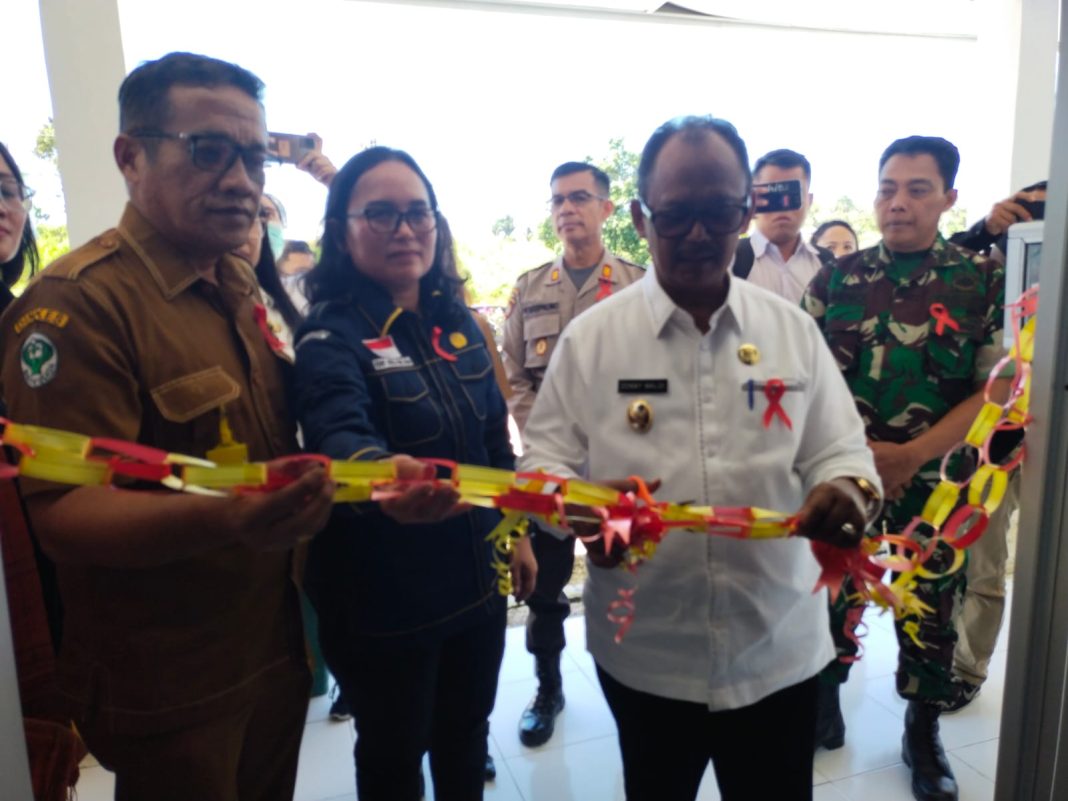 Wakil Bupati Simalungun Zonny Waldi didampingi Kadis Kesehatan Edwin Tony Simanjuntak, Direktur RSUD Tuan Rondahaim ketika menggunting pita pada acara launching klinik layanan VCT/IMS/PDP di Rumah Sakit Umum Daerah Tuan Rondahaim Batu XX, Selasa (30/5/2023).