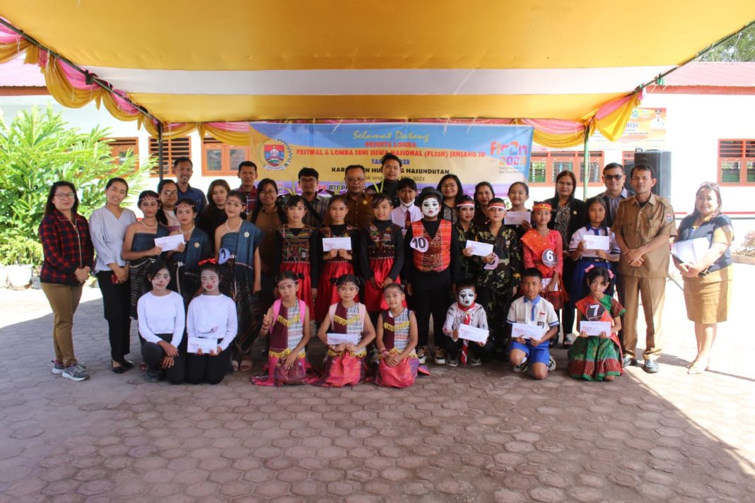 Sekretaris Dinas Pendidikan Kabupaten Humbahas Martahan Panjaitan SPd MM foto bersama dengan panitia pelaksana FLS2N dan para juara tingkat SD, bertempat di SDN 173403 Sirisirisi, Kecamatan Doloksanggul, Selasa (30/5/2023).