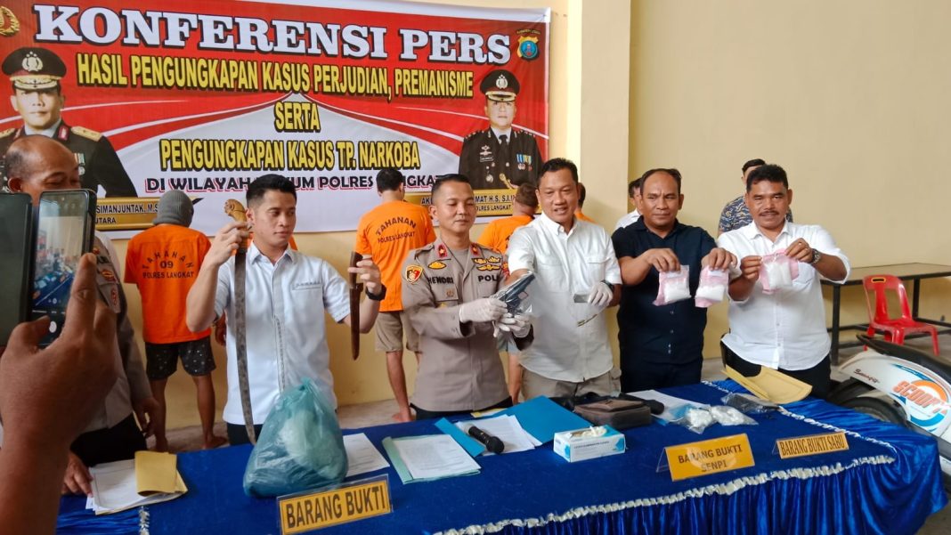 Wakapolres Langkat Kompol Hendri Nupia Dinka Barus (tengah) memaparkan pengungkapan kasus Narkoba di Mapolres Langkat, Selasa (30/5/2023). (Dok/Polres Langkat)