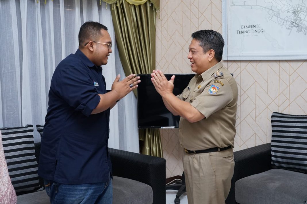 Pj Wali Kota Drs Syarmadani MSi saat menerima audiensi Kepala Rumah BUMN Pertamina Serdangbedagai-Tebingtinggi Aditia di rumah dinas Wali Kota, Jalan Sutomo, Selasa (30/5/2023). (Dok/Kominfo Tebingtinggi)