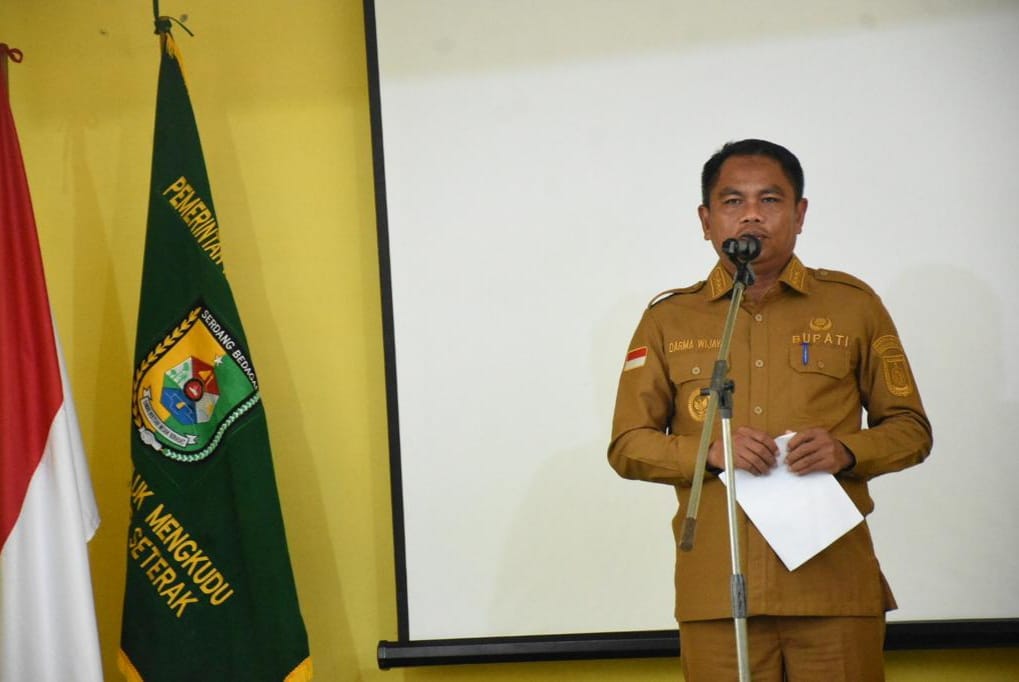 Bupati Sergai H Darma Wijaya menyampaikan sambutan saat menerima tim monitoring PKK Provinsi Sumut di Desa Pematang Setrak, Kecamatan Telukmengkudu, Selasa (30/5/2023). (Dok/Kominfo Sergai)