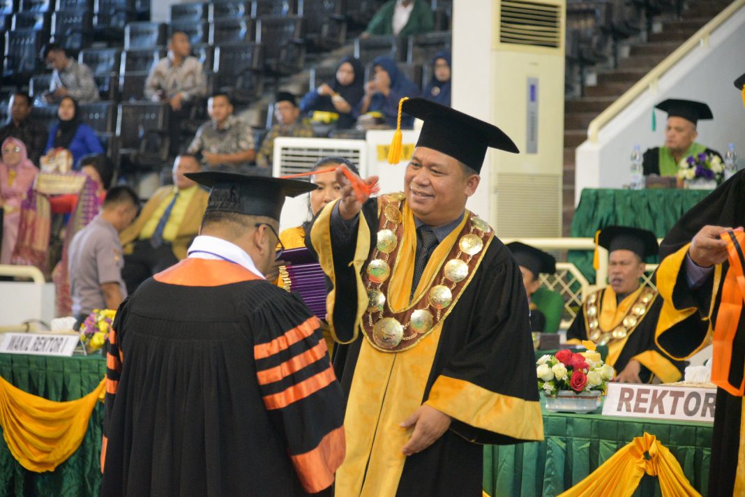 Rektor Unimed Prof Dr Syamsul Gultom saat mewisuda lulusan Unimed di Medan, Rabu (31/5/2023). (Dok/Humas)