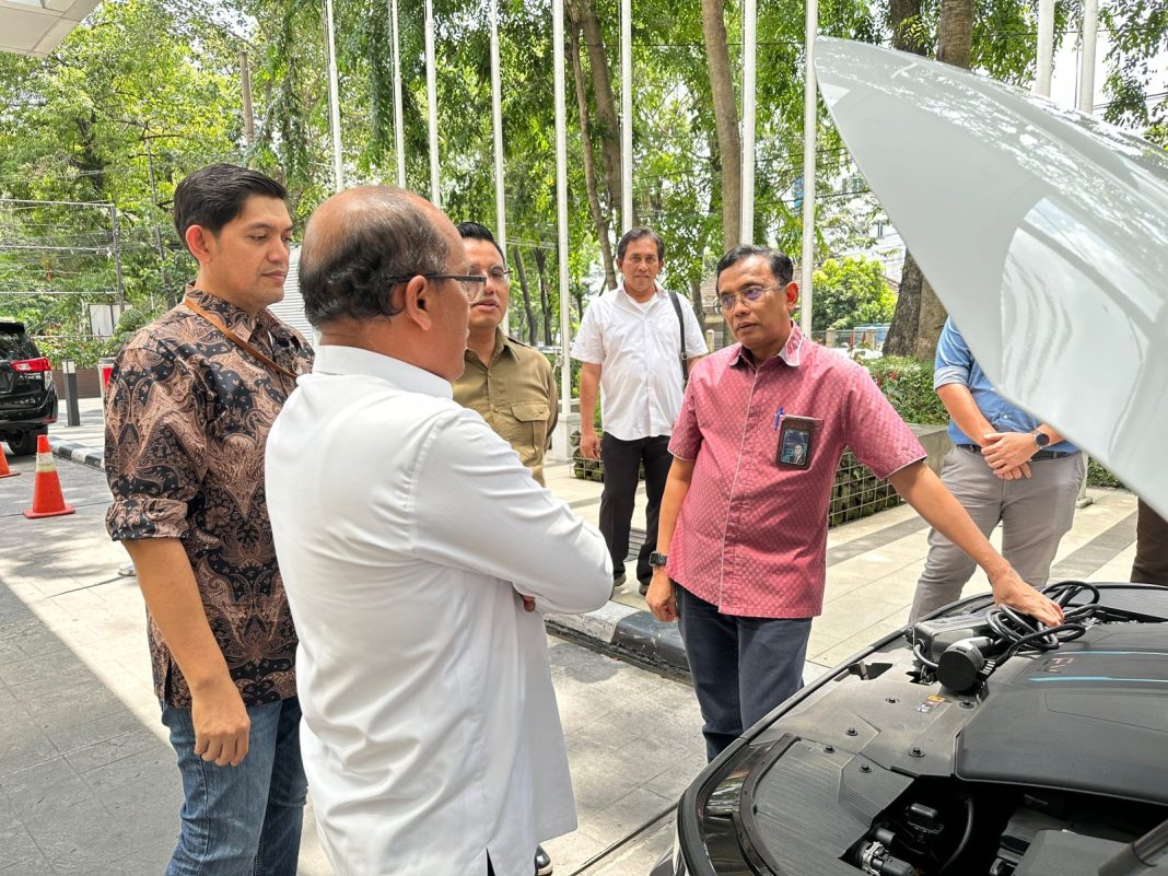 GM PLN UID Sumut Awaluddin Hafid memperkenalkan kendaraan listrik kepada Rudianto Saragih Napitu SSi MSi Kepala Balai Besar KSDA Sumut dan Kepada Dinas Lingkungan Hidup Kabupaten Toba di Hotel Santika Premiere, Rabu (31/5/2023). (Dok/PLN)