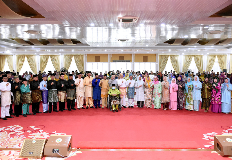 Gubernur Sumut Edy Rahmayadi foto bersama dengan lainnya saat menghadiri halal bihalal 1444 H bersama Keluarga Besar Kesultanan Asahan, di Aula Tengku Rizal Nurdin, Rumah Dinas Gubernur, Jalan Jenderal Sudirman, Nomor 41 Medan.