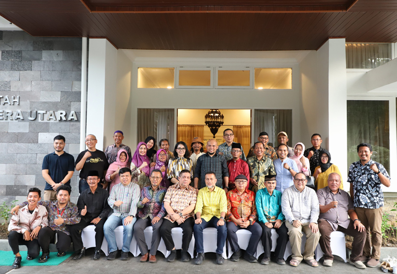 Wakil Gubernur Sumut Musa Rajekshah foto bersama usai halal bihalal bersama KSBN di Rumah Dinas Jabatan Wagub, Jalan Teuku Daud Medan.