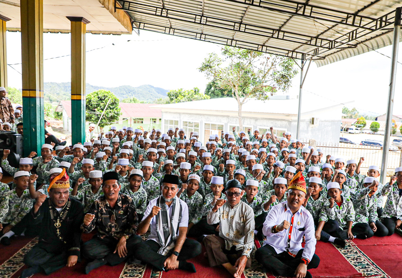 Wakil Gubernur Sumut Musa Rajekshah foto bersama dengan yang lain saat mengunjungi Ponpes Dairi, Sidiangkat, Kecamatan Sidikalang, Kabupaten Dairi.