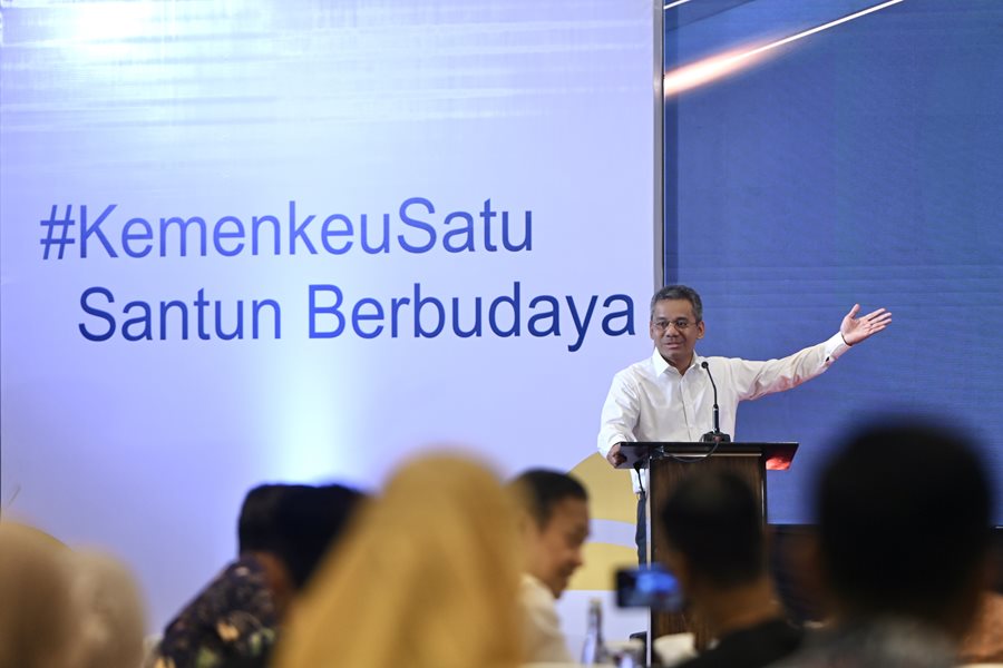 Wakil Menkeu RI Suahasil Nazara saat menyampaikan keynote speech Seminar Digital KCT berjudul “Kemenkeu Corpu Talk: Kemenkeu Satu, Santun Berbudaya” yang diselenggarakan di Aula Mezzanine Kemenkeu.