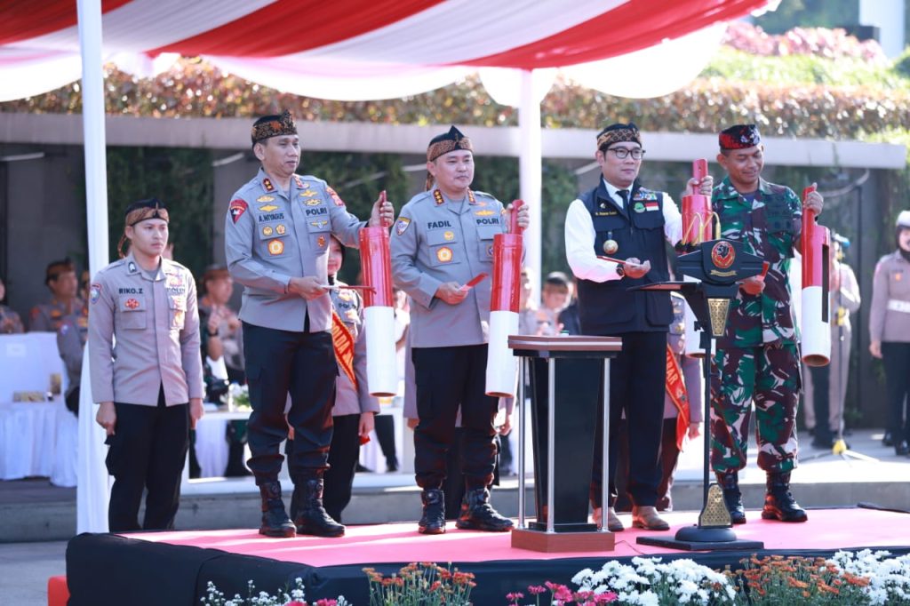 Kabaharkam Polri Komjen Fadil Imran meluncurkan program Polisi RW secara langsung dengan menggelar apel di halaman Gedung Sate, Kota Bandung.