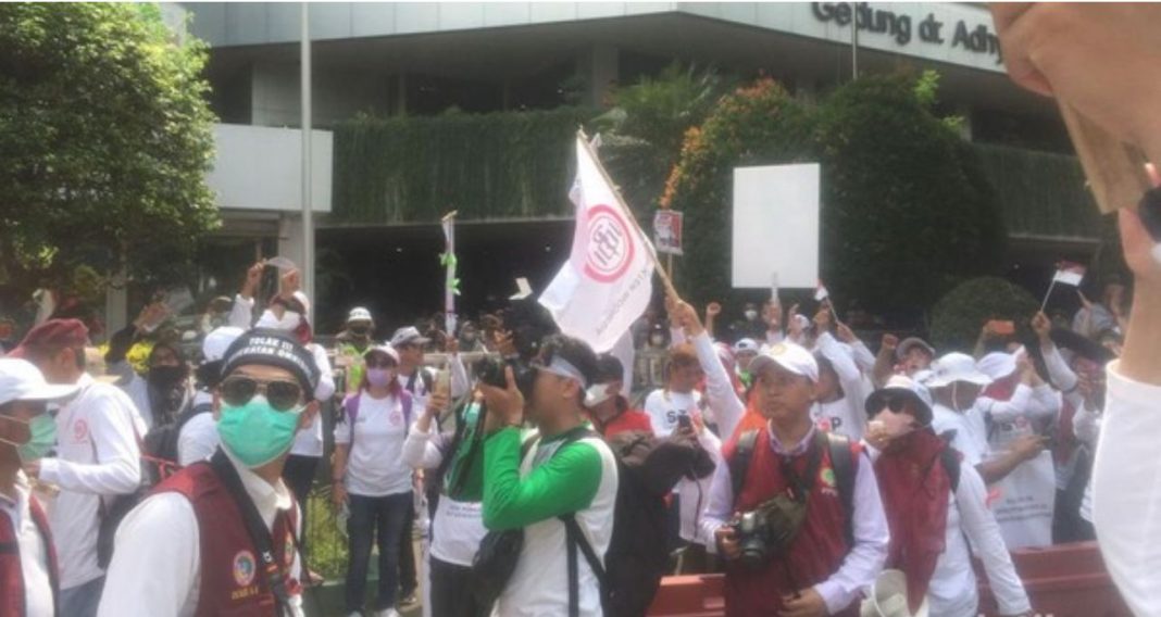 Lima OP melakukan demonstrasi dalam rangka penolakan RUU Kesehatan Omnibus Law di sejumlah titik di Jakarta.