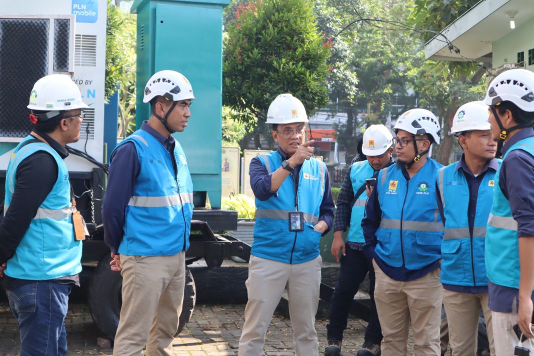 GM PLN UID Sumut Awaluddin Hafid (tengah) memberi pengarahan pada saat meninjau kesiapan pasokan listrik perayaan HUT ke 43 Dekranas di Lapangan Benteng Medan.