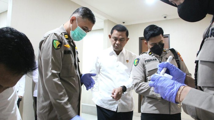 Dittipidnarkoba Bareskrim Polri bersama Pusdokkes Polri melakukan tes urine terhadap 137 personelnya.