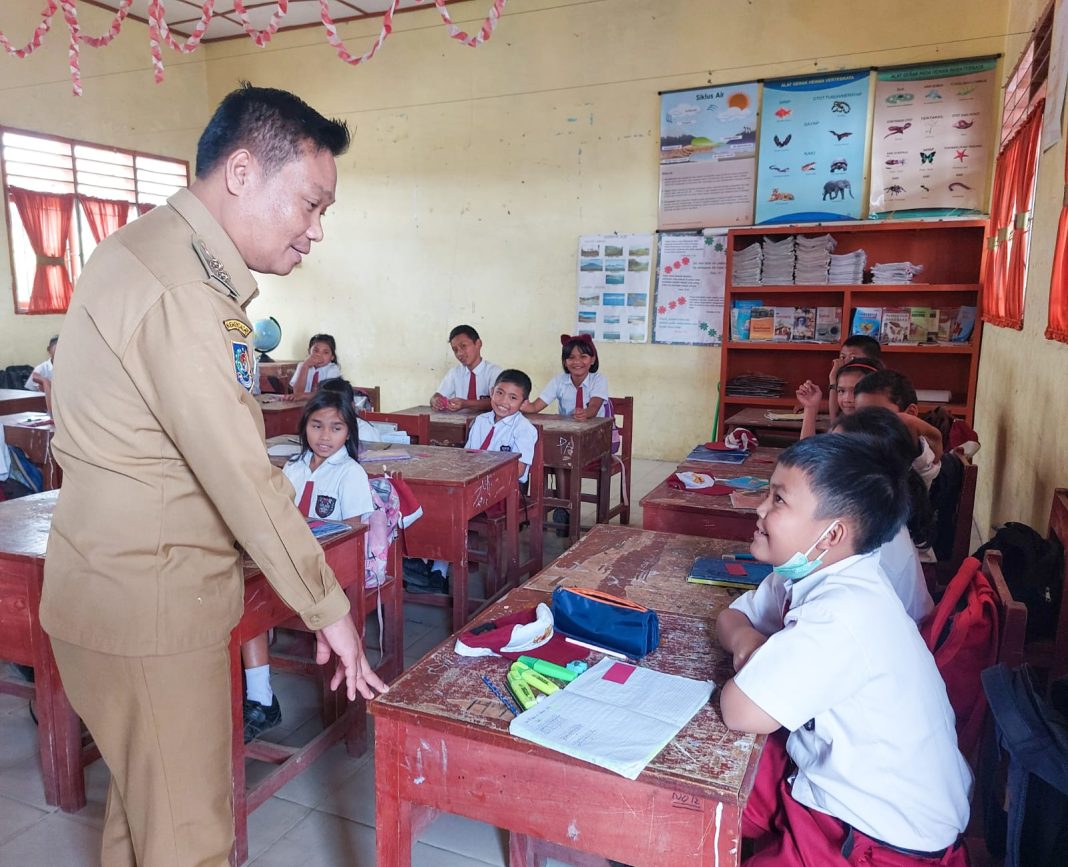 Wakil Bupati Humbahas Oloan Paniaran Nababan memberikan semangat dan motivasi kepada anak-anak sekolah tingkat SD saat peringatan Hardiknas 2023.