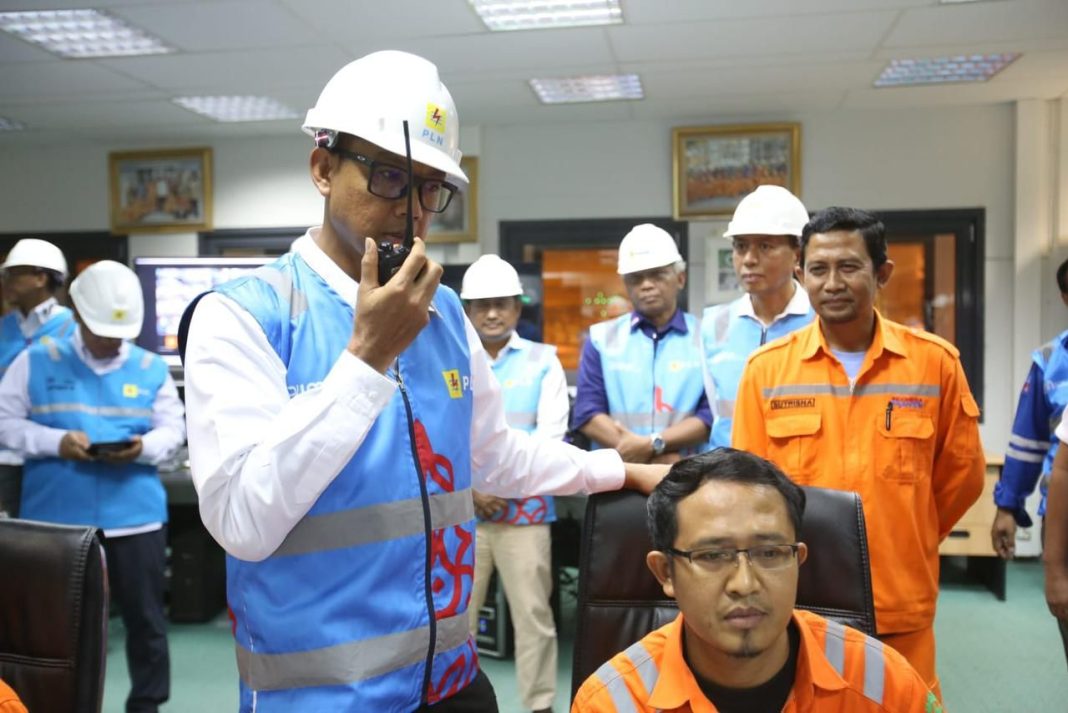 Direktur Utama PLN Darmawan Prasodjo memberikan pengarahan kepada staf baru-baru ini.